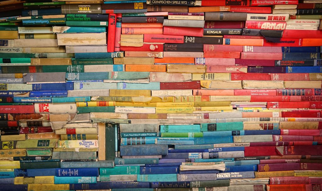 Image of a wall of books with cromatic gradient.